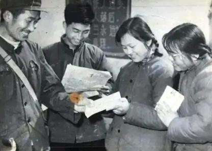 1978年，女知青李亚茹返城前夜，她颤抖地解开衣扣，对丈夫说：“今晚，我们做最后