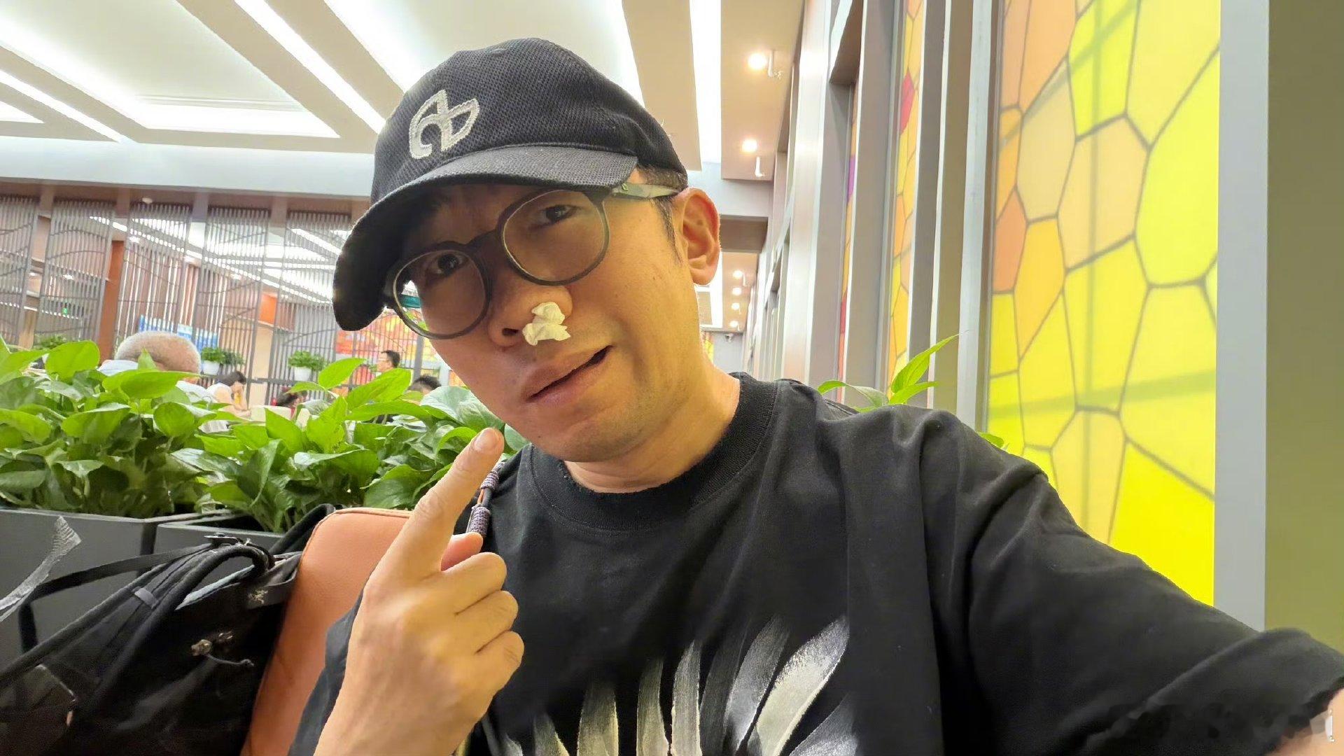 杨迪鼻子堵纸巾画面好笑又心疼喜剧效果直接拉满，但看完有点揪心。赶路途中猛烈咳嗽直
