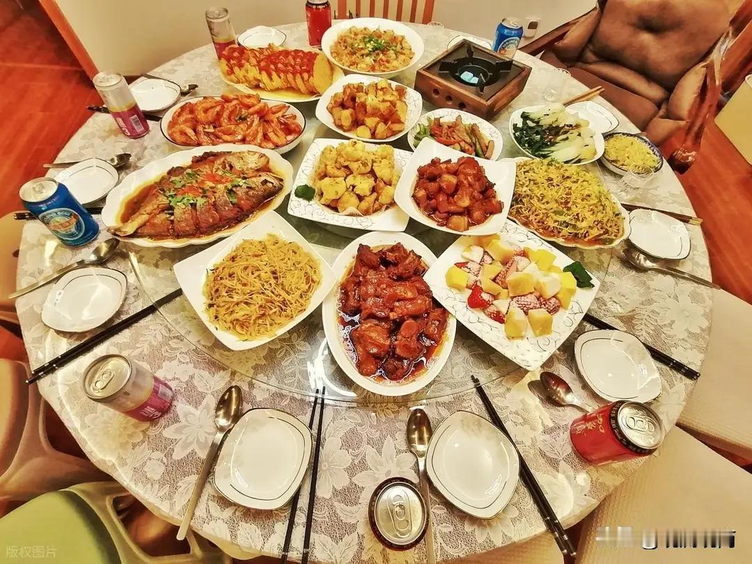 在过去的数十年里，年夜饭是一场贯穿整个春节假期的漫长仪式。食材的挑选、干货的泡发