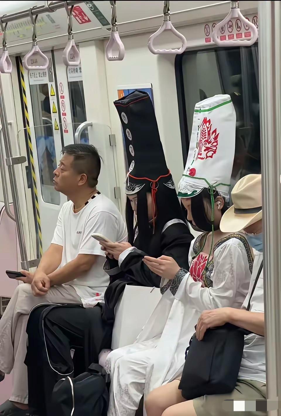 对这些令人不适的奇装异服 标新立异的人就应该给予道德层面的谴责和法律层面的批评教
