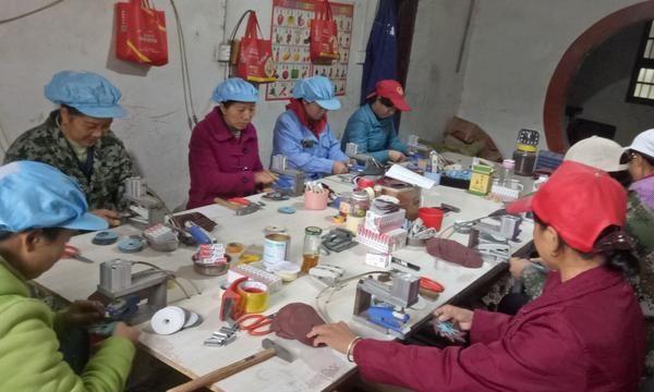手心向上太难！宝妈跟风手工小作坊，钱货两空哭断肠
身为全职宝妈，整日围着孩子家务