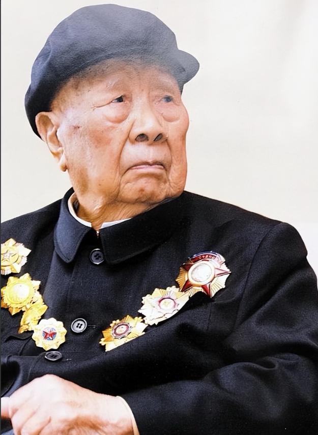 1984年，开国中将曾思玉退休后，到大连一水库钓鱼，钓着钓着，水库负责人走了过来