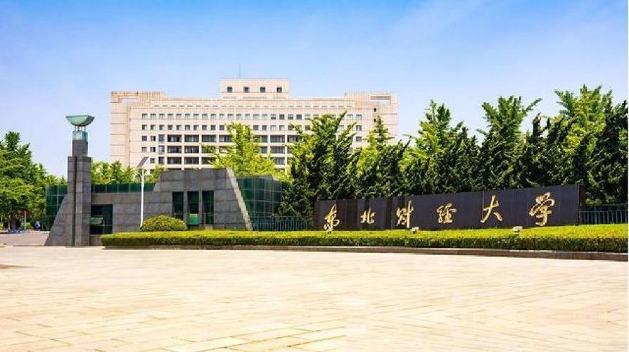 讲台站了整整16年，一路稳扎稳打干到了大学教授，这份履历拿出来，走到哪不得被人尊