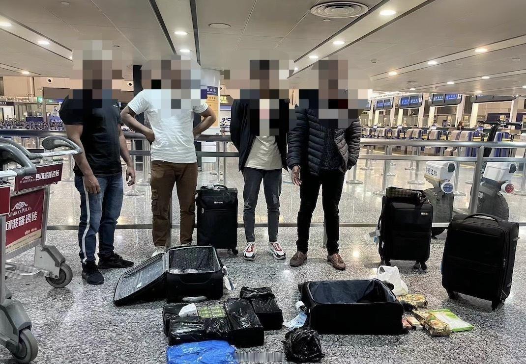 42人被遣返？

印度游客躺枪，

真相藏在海关文书里。

那天刷到“白云机场4