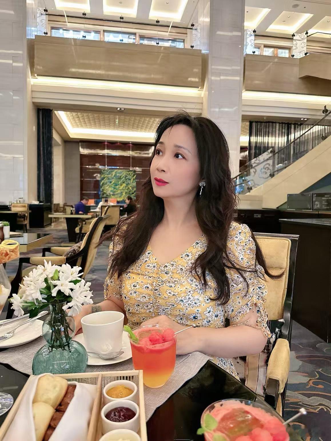 碎花连衣裙，是夏天里最清澈美好的穿搭之一。上课上班，约会喝茶，可咸可甜，可人可爱