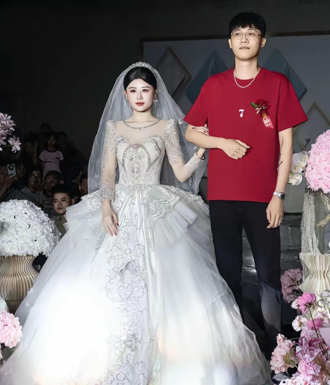 最近，41岁爸爸送女儿出嫁的事儿在网上火了。这画面太抓眼球，41岁，正值壮年，站