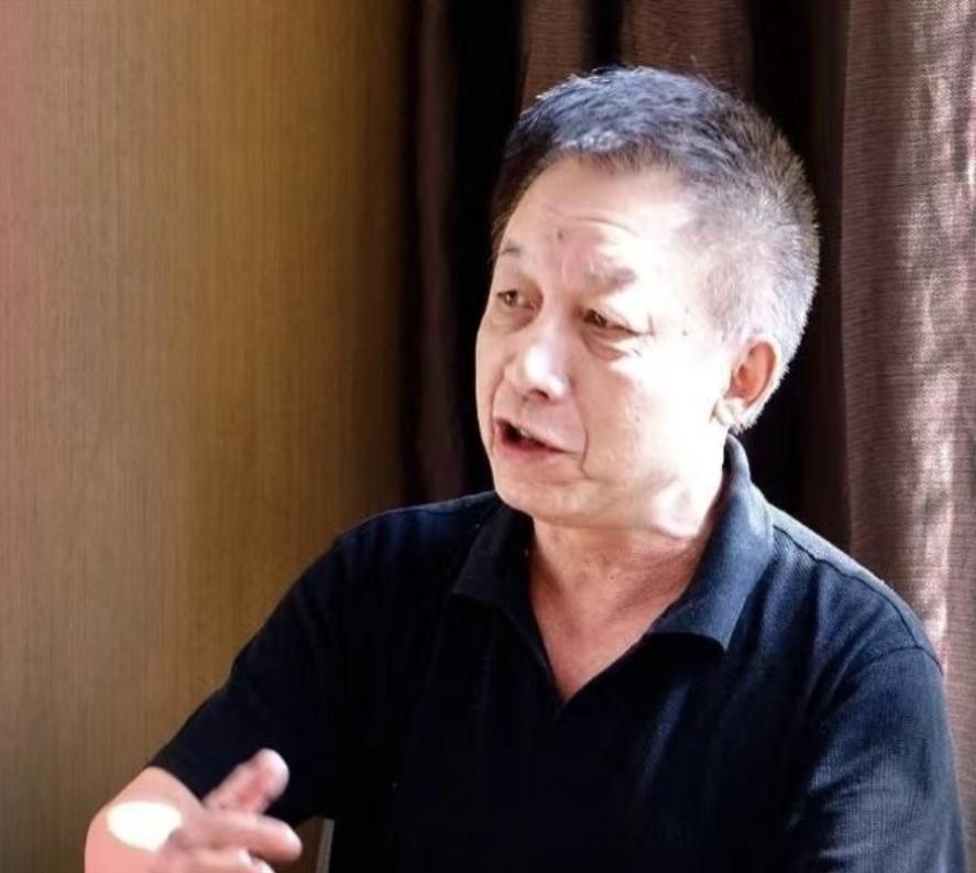 有一次，已经调职到厦门大学的易中天，回武汉去看望已退休的原武汉大学校长刘道玉，半