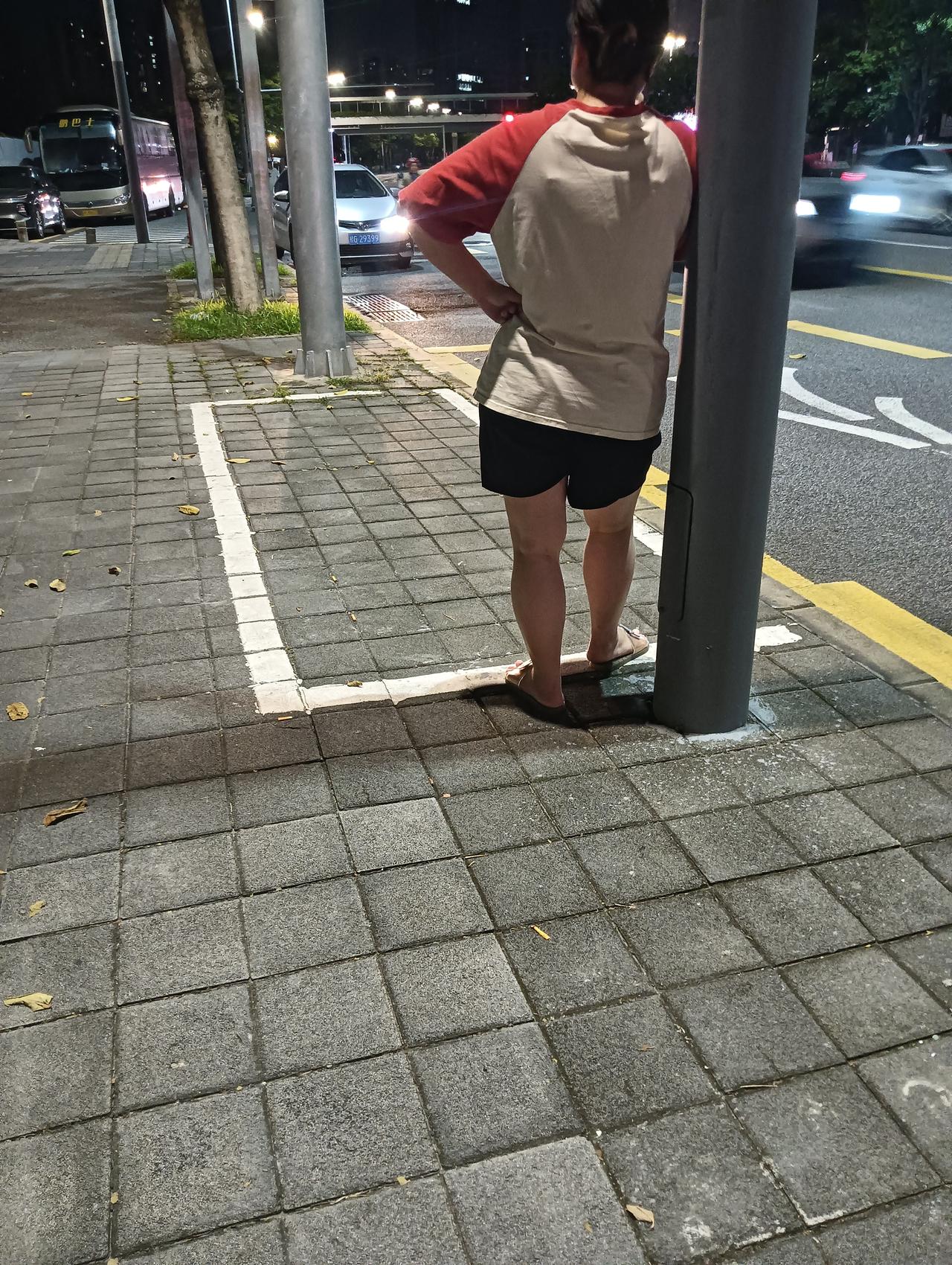 现在好多暑假工都出来了，今天和我闺蜜去接她女儿，她女儿从老家上来啦！我觉得他女儿