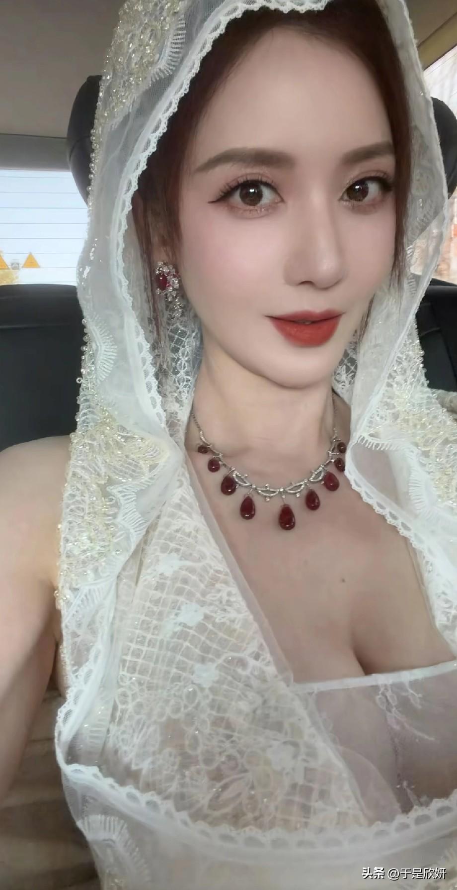 张萌红毯造型杀疯了！蕾丝头巾配白裙，又美又飒气场全开
 
谁被张萌的红毯造型狠狠