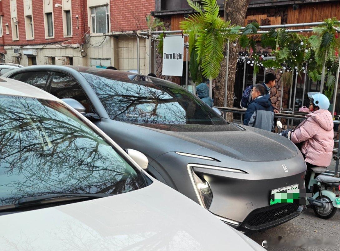 第一次在路上见到 真吸引眼球就是近光灯太炫目（晃眼）相向而行体验那真是