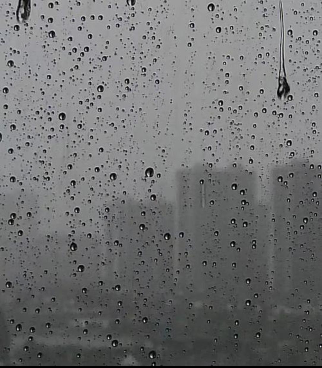 今天早晨，在山西太原，外面的小雨还在不停的下，路面已经很湿滑，上班族和上学族要带