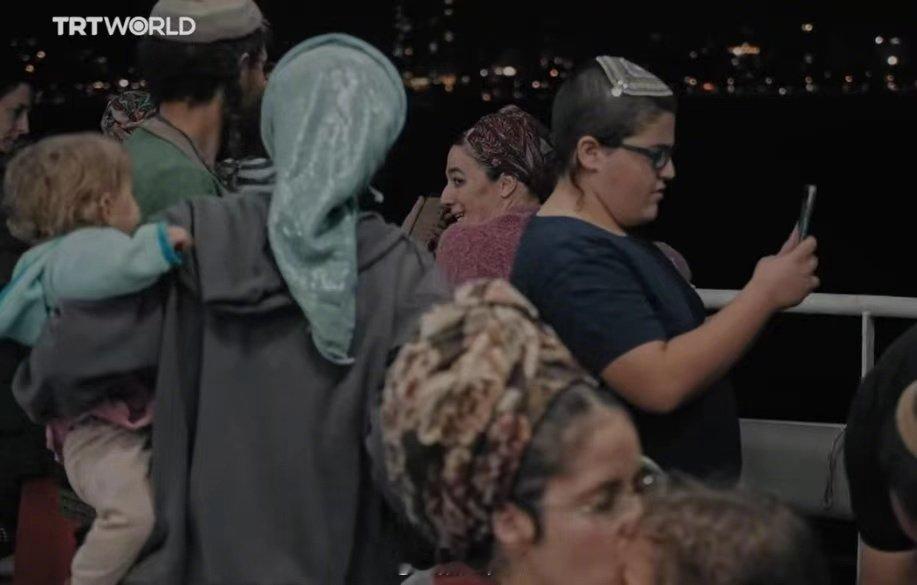 #以色列定居者乘船观看轰炸加沙#【#以极右团体带人观看轰炸加沙#：看啊，那将是我