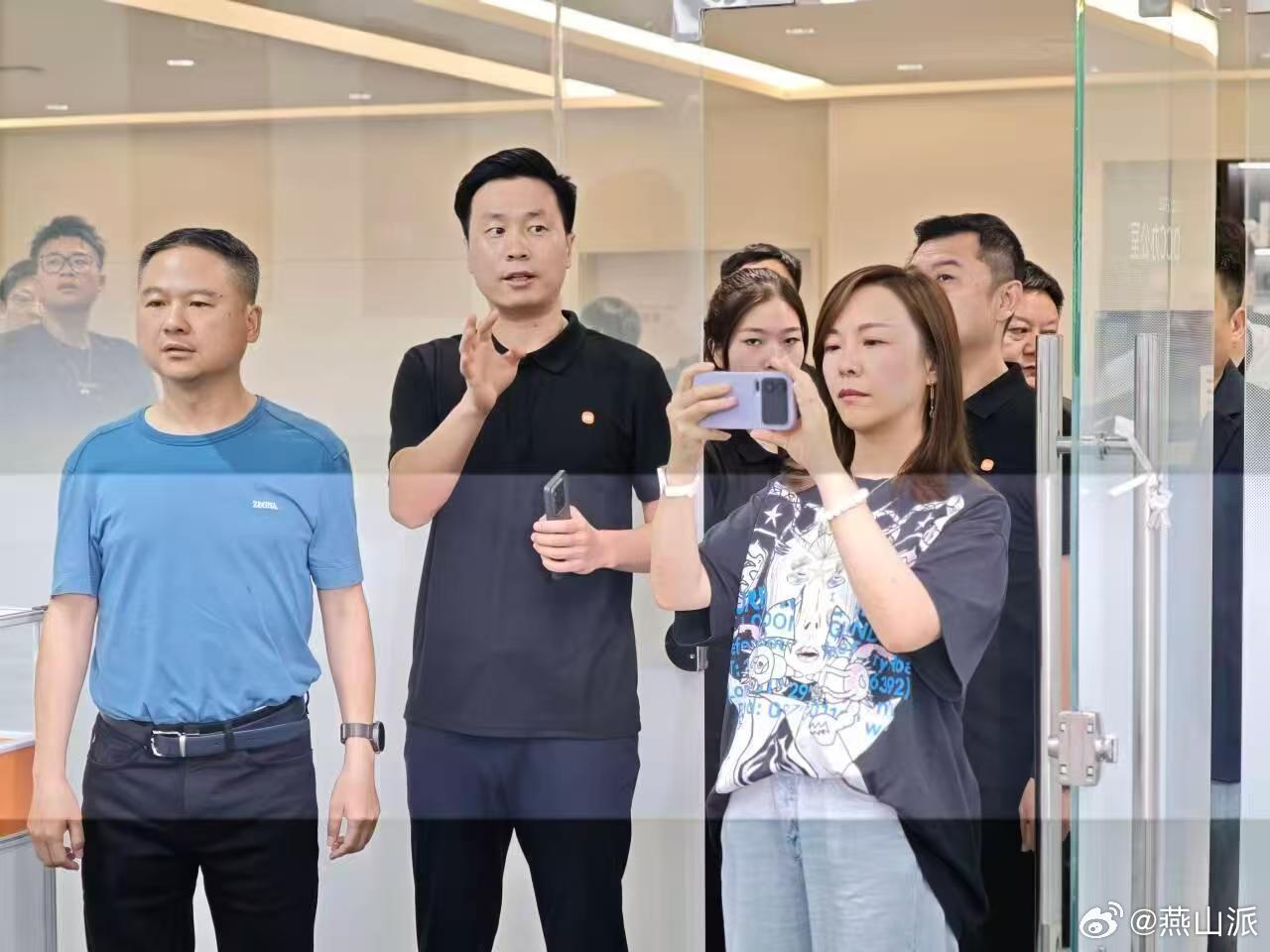 疑似小米16曝光，喜欢这种大矩阵镜头模组设计么[吃瓜][吃瓜] ​​​