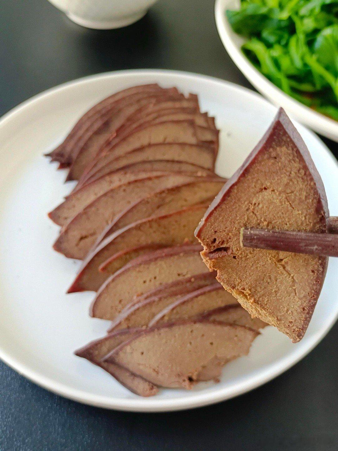 外国人视角挑战食物内脏动物内脏我最喜欢吃猪肝，吃起来非常好吃😋长时间的看手机导