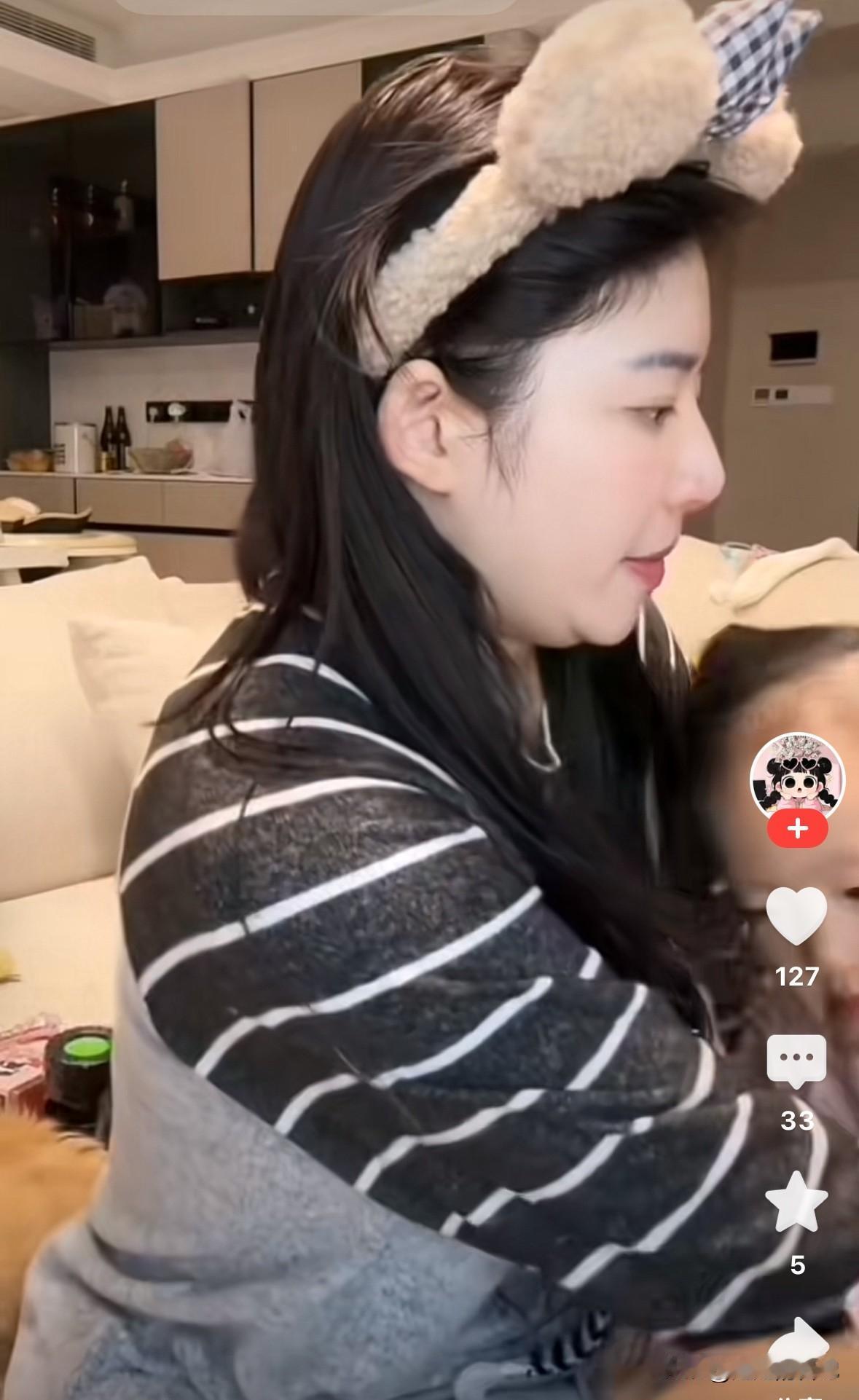 黄一鸣直播期间，孩子一直没人带，不停的在黄一鸣跟前要抱抱，就感觉黄一鸣真挺累的。