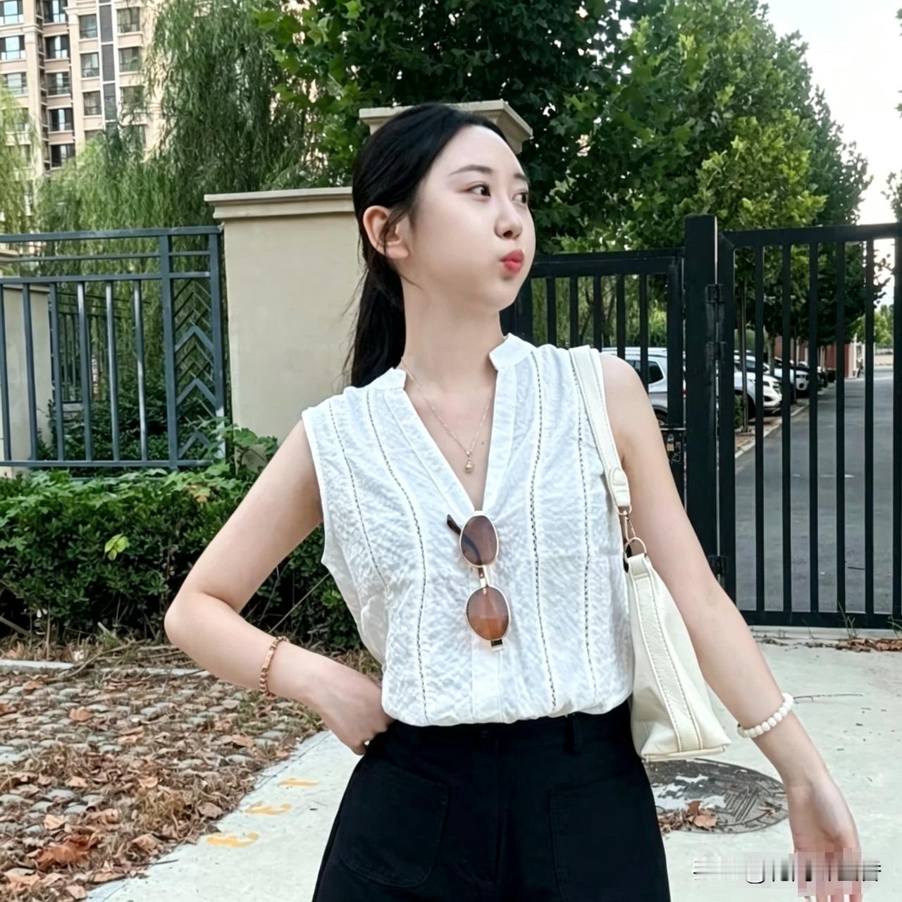 刮完腋毛之后
刺痛难受！到底该刮还是留？

一到夏天穿短袖，总担心腋毛外露尴尬，