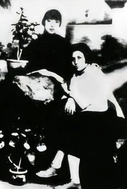 1938年，张亮走了很远的路，终于找到丈夫项英。可项英掏出手枪，呵斥道：“瞿秋白