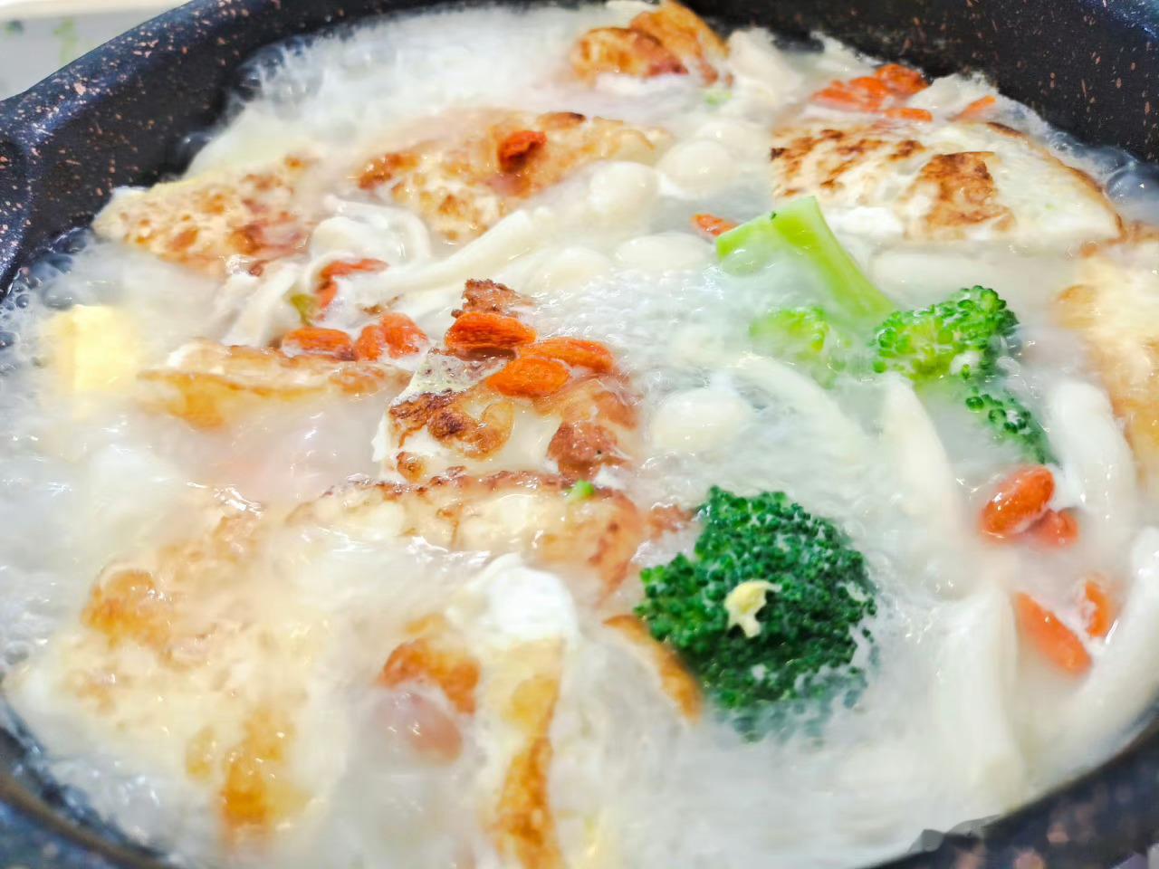 #大胃王吃播又悄然回来了##健闻登顶计划# 很多人看大胃王吃播会觉得是有食欲，我