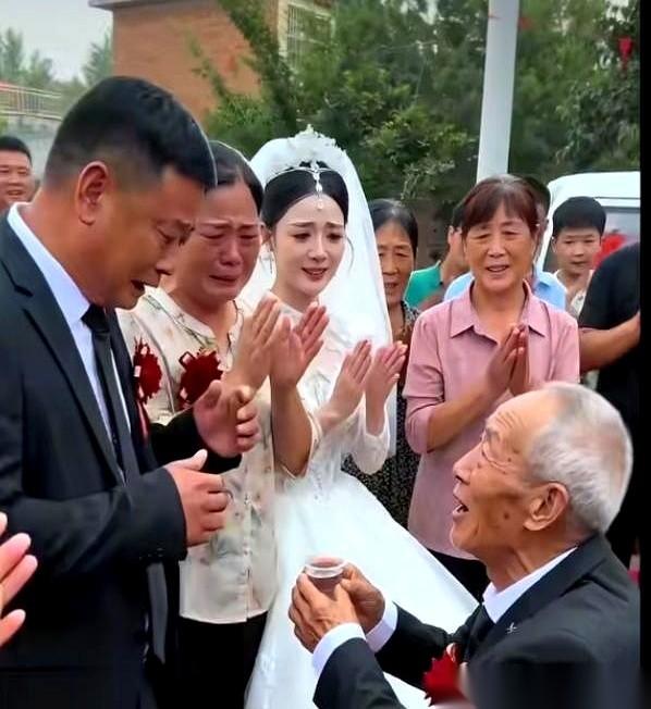 “爸！妈！我一定好好照顾她！你们老了，我给你们养老！”
73岁的新郎官，胸口别着