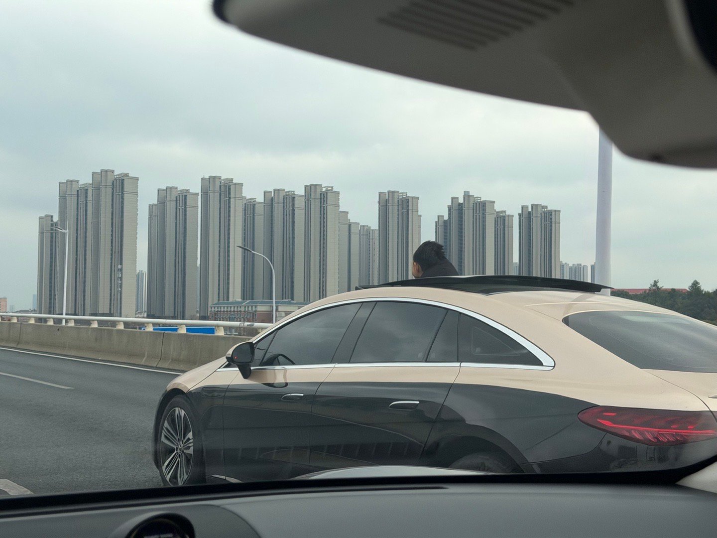 这个天，这小孩不冷吗