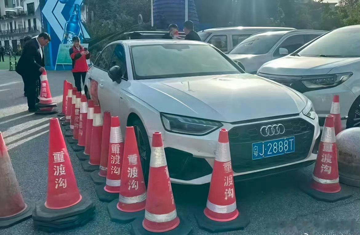 粤J2888T战绩全网可查哈哈哈哈，互联网果然是有记忆的，2888T车又出现了，