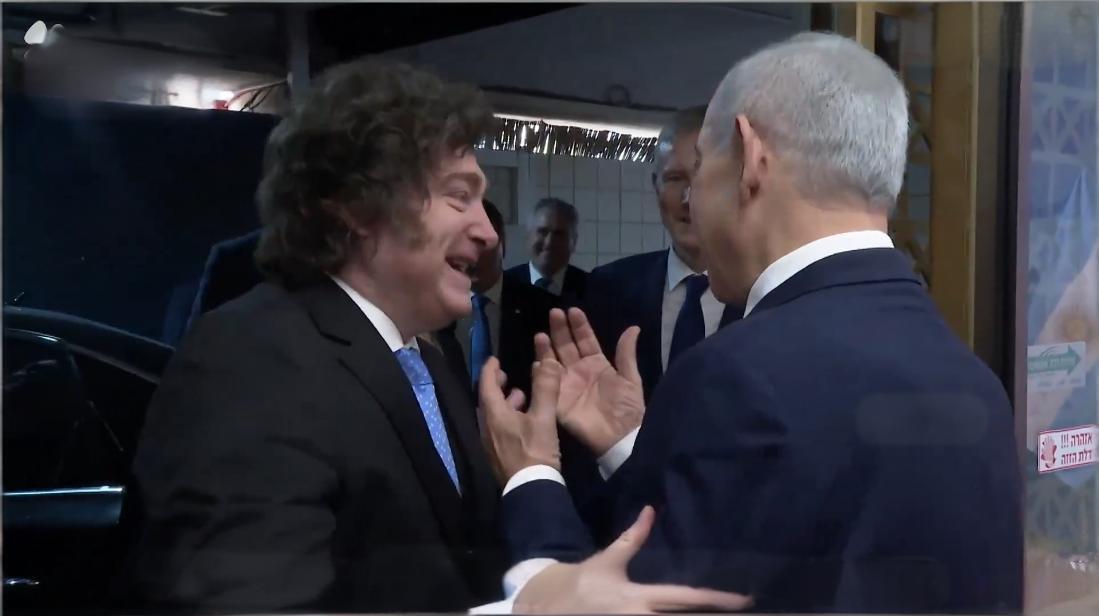 阿根廷总统米莱还真会找时机，逆风而行到了耶路撒冷，戴上小圆帽吻墙完成入会仪式，并