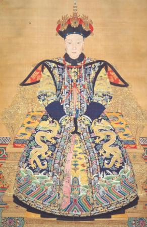 他是清朝最长寿的皇帝，后宫里有名号的妃嫔多达四十人。但这个男人89岁临死之前，念