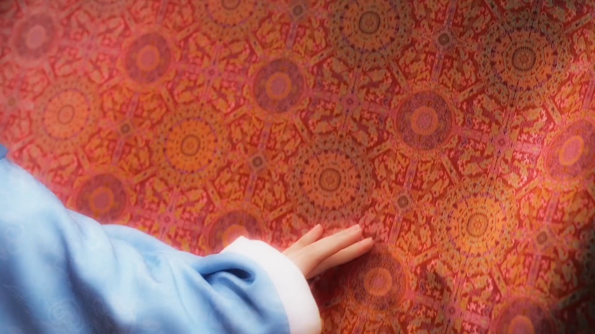 宋锦织造里的中式美学这真的是微短剧能有的质感吗？等主演的微短剧《顾盼锦年》 ，把