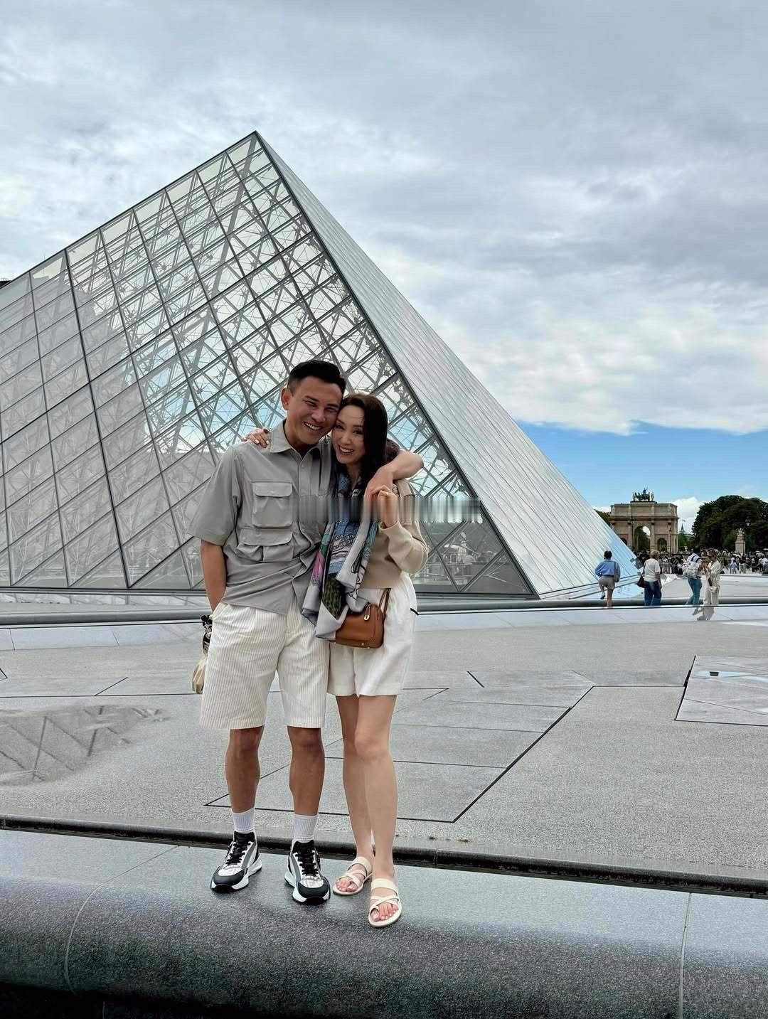 郭可盈一家三口巴黎旅游 ​​​