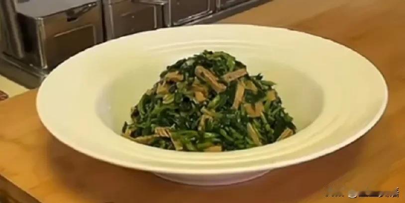 马兰头到底是个什么菜，作为北方人，从来没吃过呀，但听名字，看样子，都好高级的样子