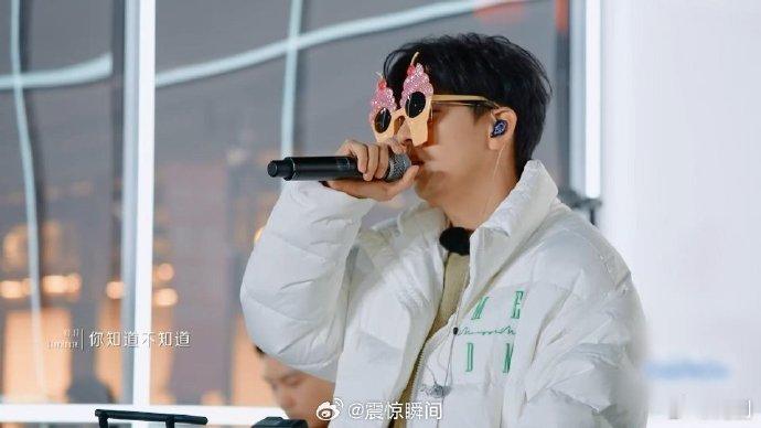 胡夏一张嘴身份证掉了  胡夏戴着墨镜，神秘登场，仿佛是从音乐的神秘国度而来。可一