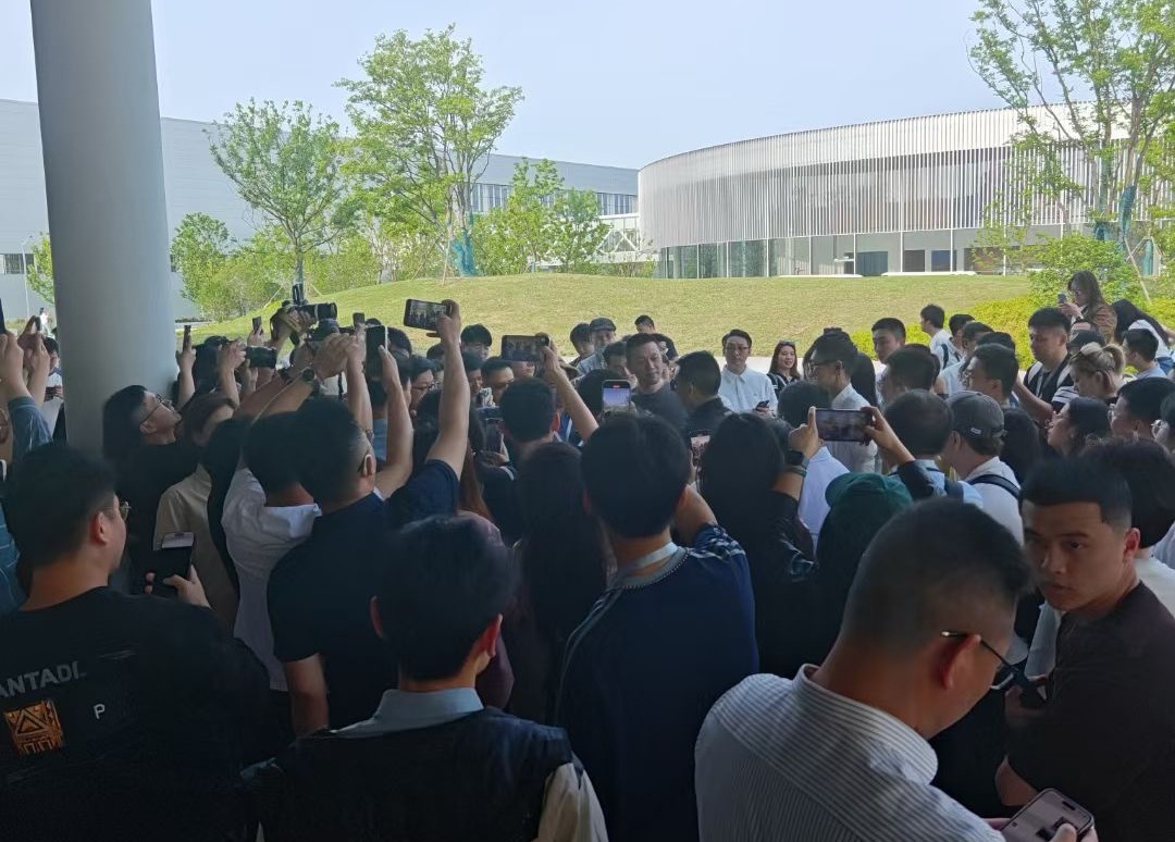 #蔚来ET7试驾挤满豪华车主#斌哥为了会见参加567E工厂参观的嘉宾们，特意从北