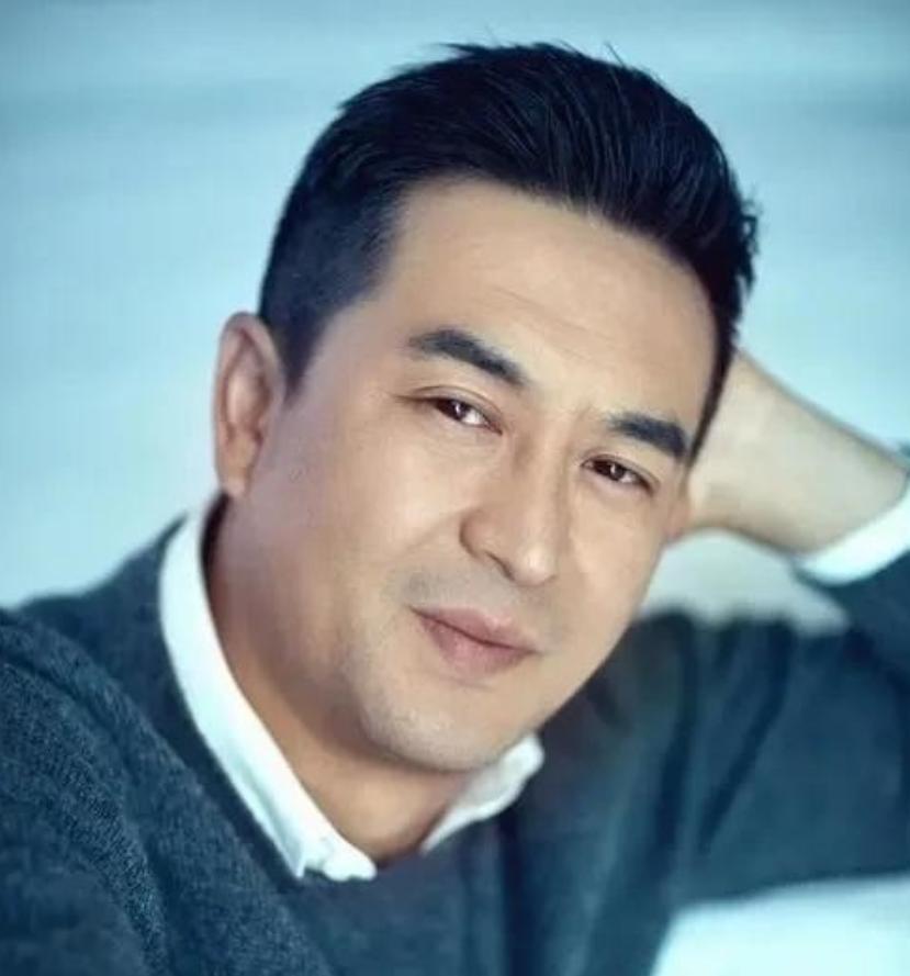 曾经，张嘉译的前妻杜珺，竟然当着媒体的面，怒斥：“他之所以娶我，就是想利用我，靠