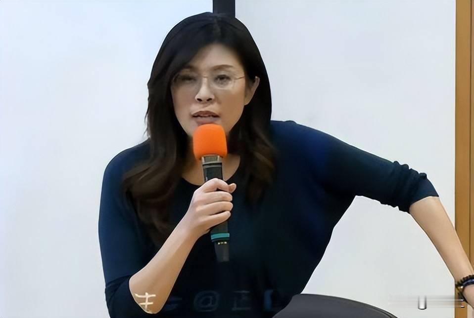 如何评价郑丽文的亲和力郑丽文满嘴跑火车，见风使舵，左右逢源，那里有什么亲和力？要
