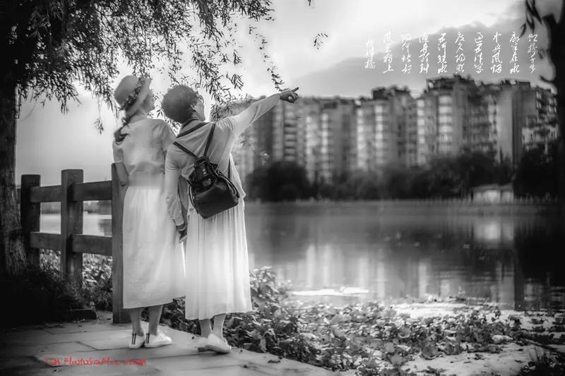 我也来凑个热闹，用诗表达相思情。
《相思寄》
月照轩窗影独长，
笺中旧字惹愁肠。