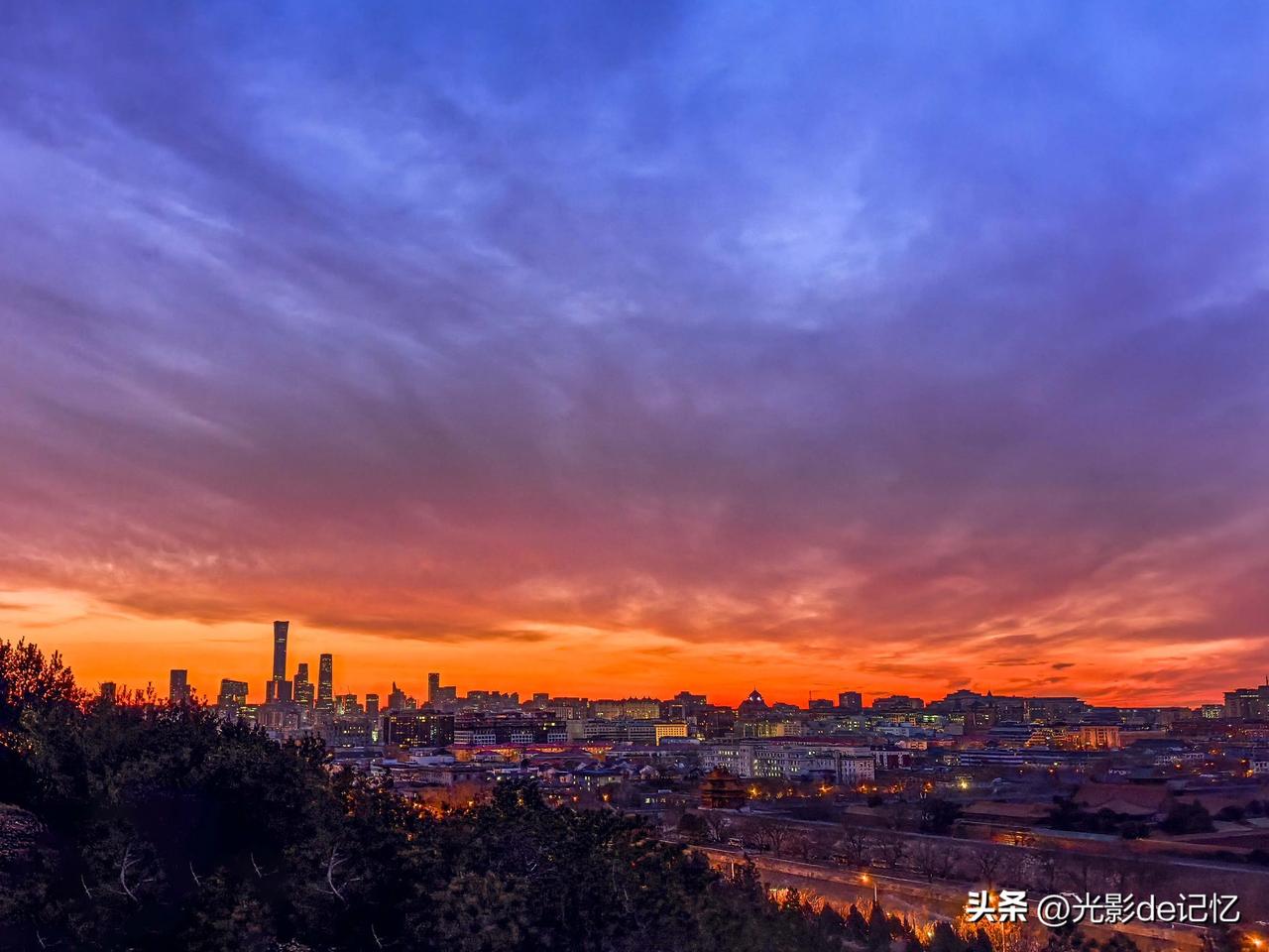 开年一场真正的完美朝霞在这个周末的早晨呈现，景山之上没有了新年第一天那么多的拍照