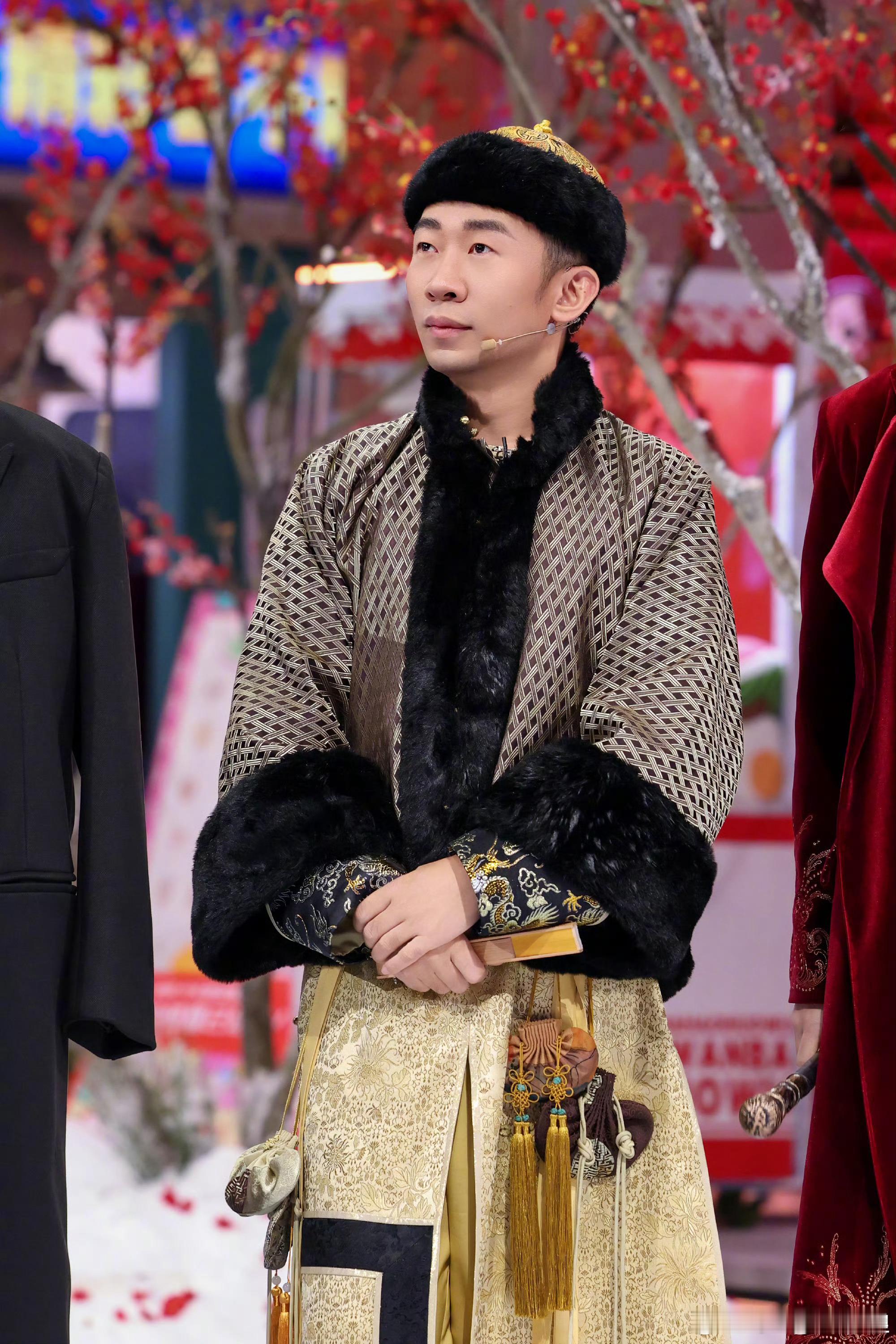 杨迪COS甄嬛传皇上，真的太有那味了，前一秒“逆风如解意”，目标明确直去嬛嬛小像