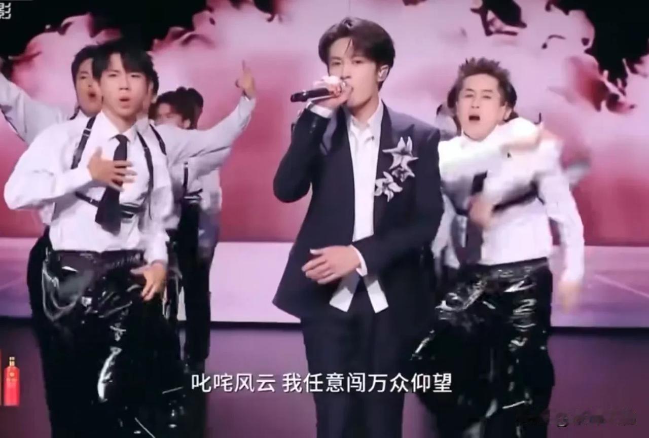 8年前徐峥说：“我终于看到一个演戏演得这么好的小鲜肉，这才是偶像！”如今他成了影