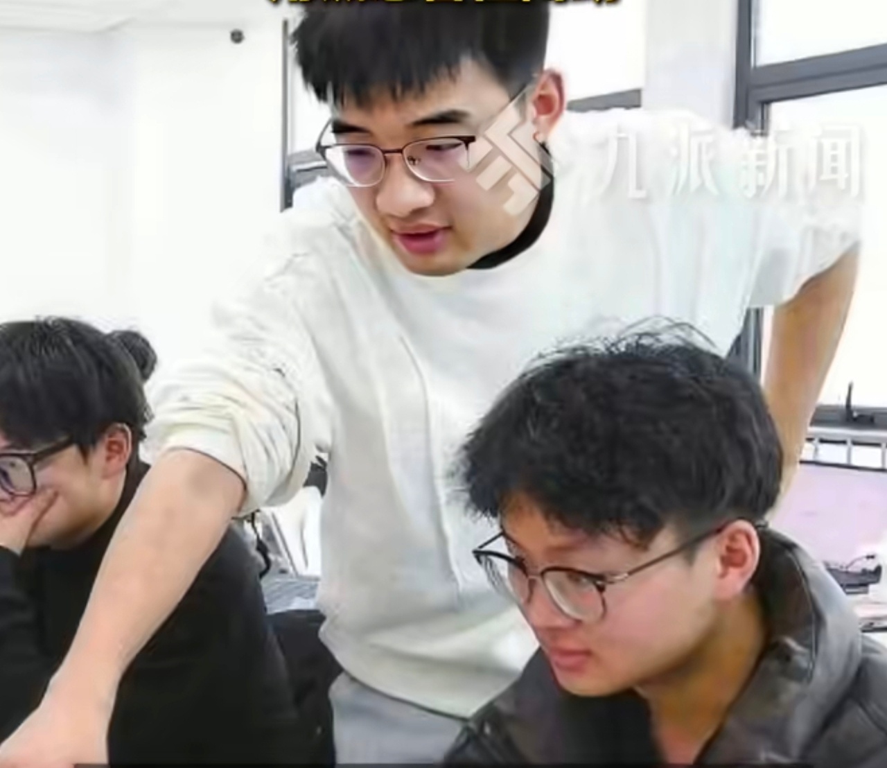 27岁小伙教养龙虾一周赚10万 这位年轻人的经历令人振奋。他跨界学习、勇于试错，