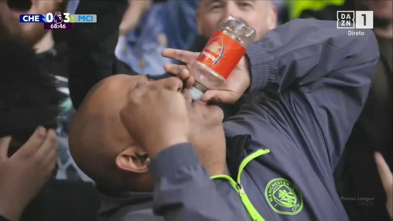 豪饮枪手泪！曼城客场3-0击败切尔西，比赛临近结束、曼城稳稳拿下三分时，镜头扫到