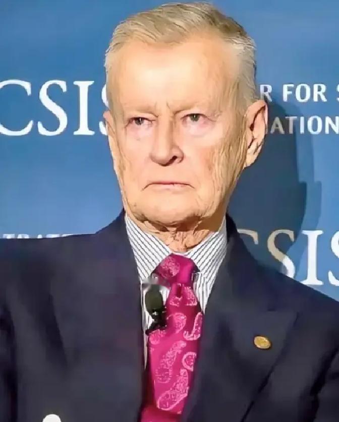 美国在21世纪初的两步棋，下错了吗？
 
晚年的布热津斯基反复提醒，美国一边发动