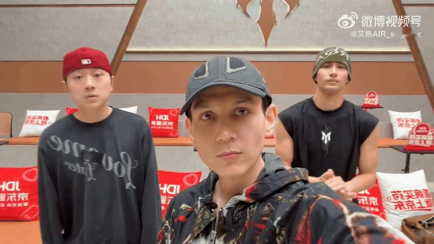 艾热一口气唱了17秒阿卡贝拉披荆斩棘直播说唱出身的艾热，声乐能力同样不容小觑，披