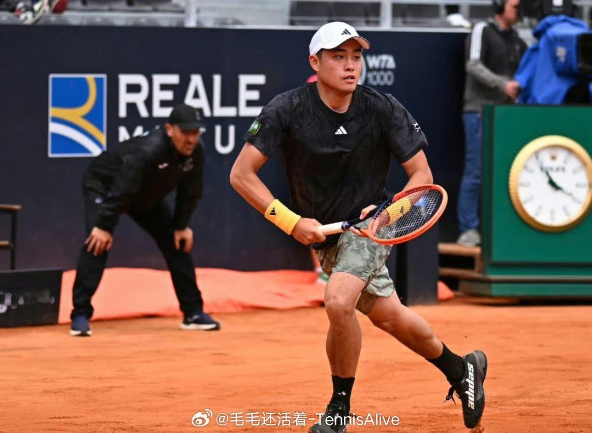 【四字形容】吴易昺马德里晋级吴易昺6-1 7-5达姆尼打进马德里资格赛第二轮。拿