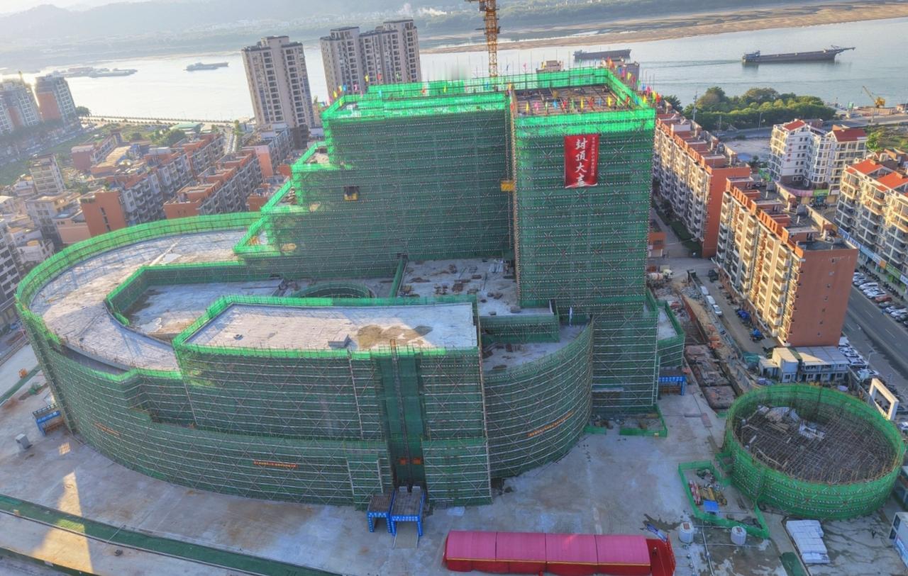 广东封开县建设中的五星级酒店封顶了，预计2026年底开业。这个是大商场加五星级酒