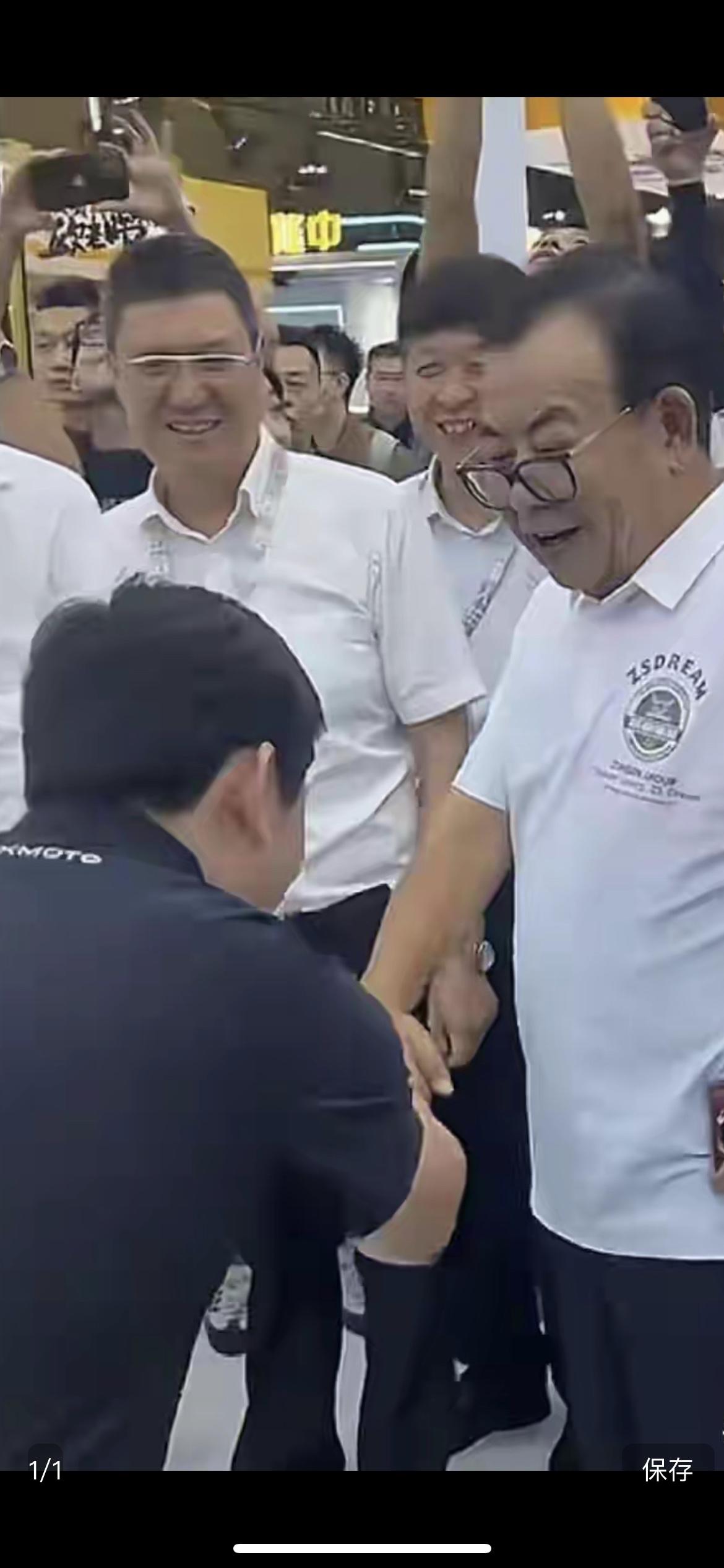 张雪很牛，但是遇到他就得低头哈腰伸出双手来握手？可能很多不了解机车圈的人，听到这