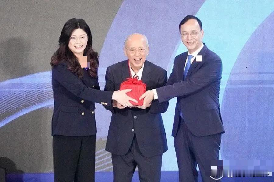 郑丽文就任中国国民党主席，当务之急首要的是反“台独”、救台湾？
       郑