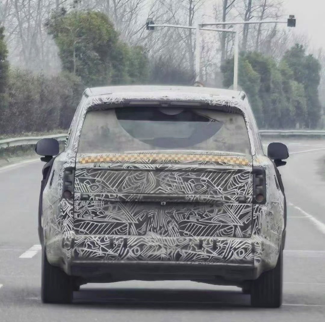 小米YU9作为一台大型 SUV，这个屁股还不错。 