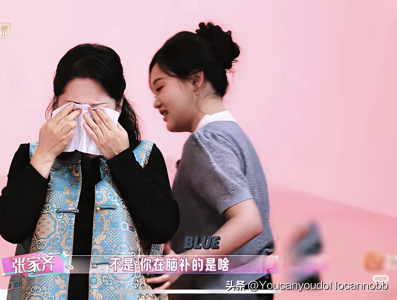 谁懂张家齐这段综艺名场面！
没有剧本式拥抱，没有强行母女大团圆。妈妈在台上，哭到