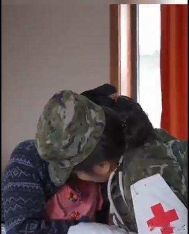 这是武警西藏总队日喀则支队的女医师，在看望一位失去亲人的藏民群众的场景，她与这位