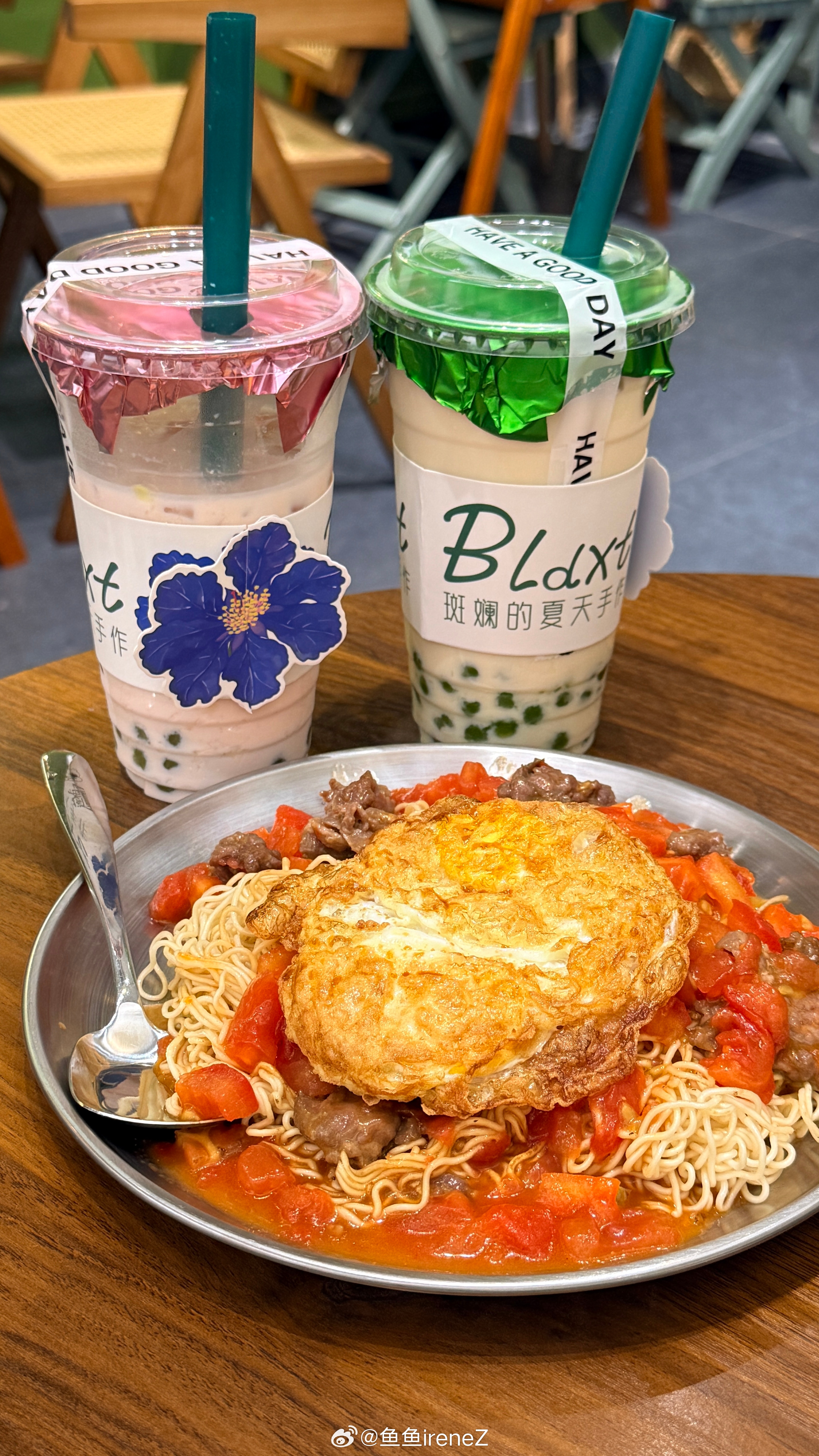 今天普拉提课结束之后换的壁纸 然后晚餐点了三个碳水 吃的干干净净没下决心减肥的时